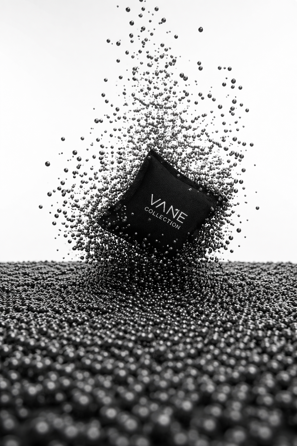 Luxe autoparfum sachet van VANE Collection in zwart, omringd door geurkorrels in een minimalistische setting